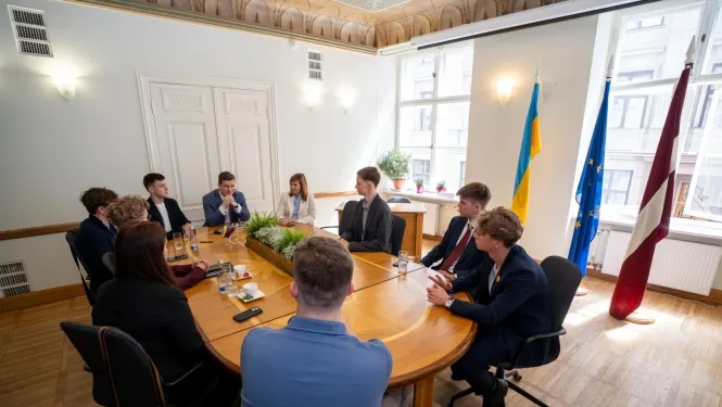 Jauniešu Saeimas pārstāvji tiekas ar CVK pie apaļā galda