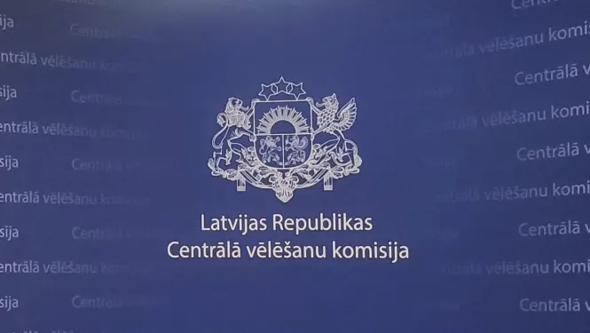 Latvijas Republikas Centrālās vēlēšanu komisijas logo uz zila fona