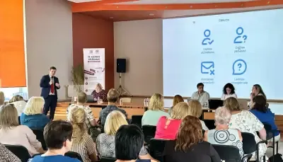 Vēlēšanu iecirkņu darbinieku apmācības Limbažos — dalībnieki zālē seko vēlēšanu informācijas sistēmas demonstrācijai