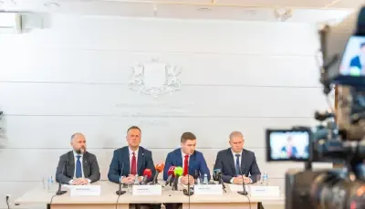 Preses konference VARAM: pie galda sēž Valdis Pusvācietis, Edgars Tavars, Māris Zviedris un Varis Teivāns, priekšplānā videokamera