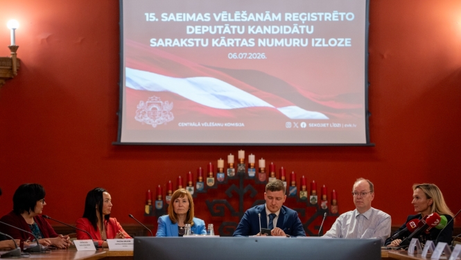  Izlozēti 15. Saeimas vēlēšanām reģistrēto deputātu kandidātu sarakstu kārtas numuri