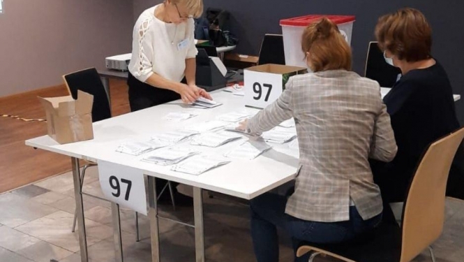 Pēc rezultātu pārskaitīšanas trīs vēlēšanu iecirkņos, mandātu sadalījums starp kandidātu sarakstiem un ievēlētie deputāti nemainās