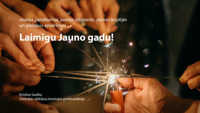 Vairākas brīnumusvecītes saliktas kopā, lai aizdegtos