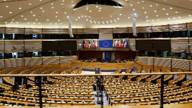 Notiesāti Eiropas Parlamenta deputāti zaudēs mandātu
