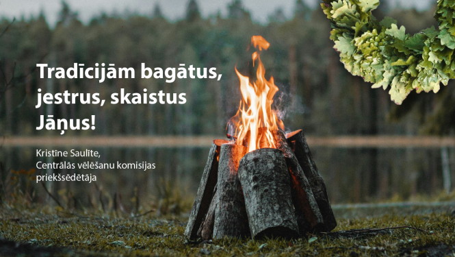 Degošs ugunskurs ezera krastā. 