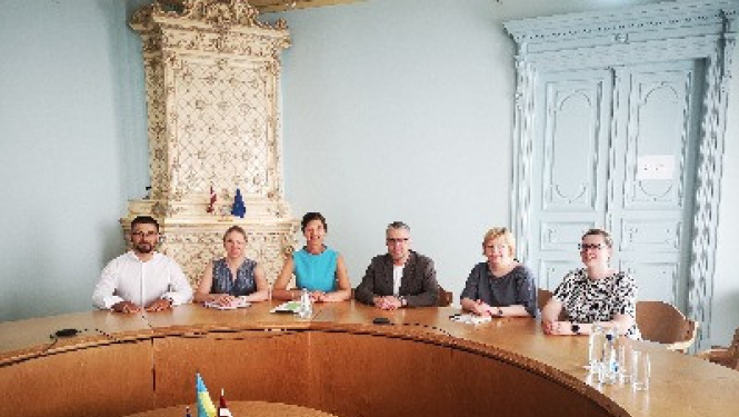 CVK ar tiesībsargu Juri Jansonu pārrunā cilvēku ar invaliditāti iespējas piedalīties vēlēšanās