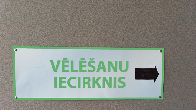 Trīs pašvaldību vēlēšanu iecirkņos konstatē problēmsituācijas