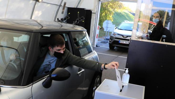 Pašvaldību vēlēšanās pie iecirkņiem būs iespēja veidot papildu telpu balsošanai automašīnā