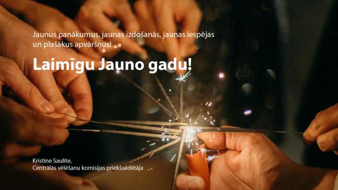 Vairākas brīnumusvecītes saliktas kopā, lai aizdegtos