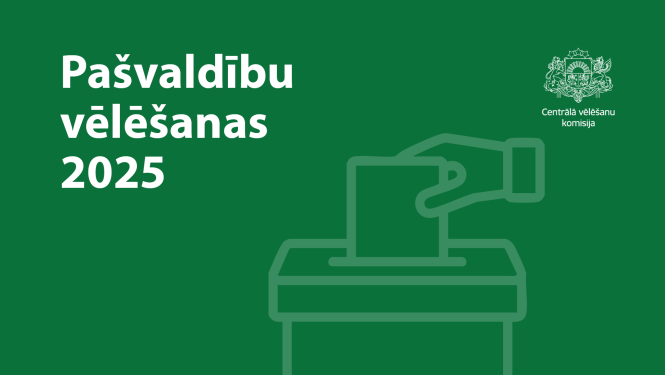 Grafiska roka met vēlēšanu biļetenu vēlēšanu urnā, zaļš fons ar tekstu "Pašvaldību vēlēšanas 2025"