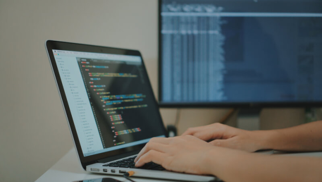 Programmētājs pie datora