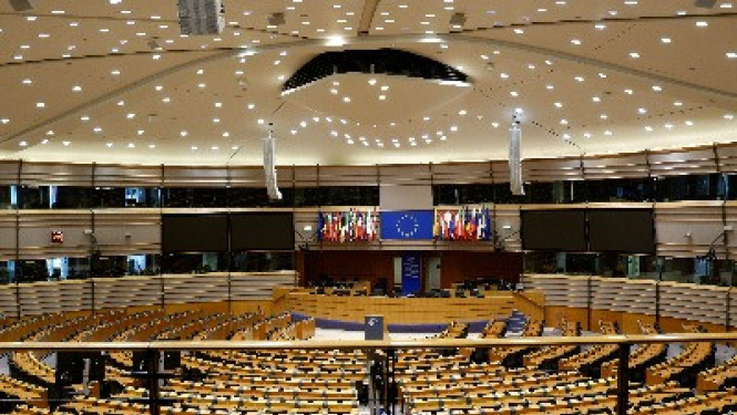 Notiesāti Eiropas Parlamenta deputāti zaudēs mandātu