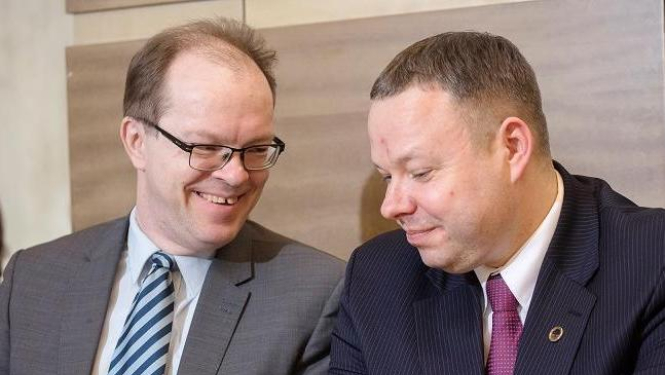 Centrālās vēlēšanu komisijas priekšsēdētāja vietnieka amatā ievēl Sigordu Stradiņu, par komisijas sekretāru - Ritvaru Eglāju