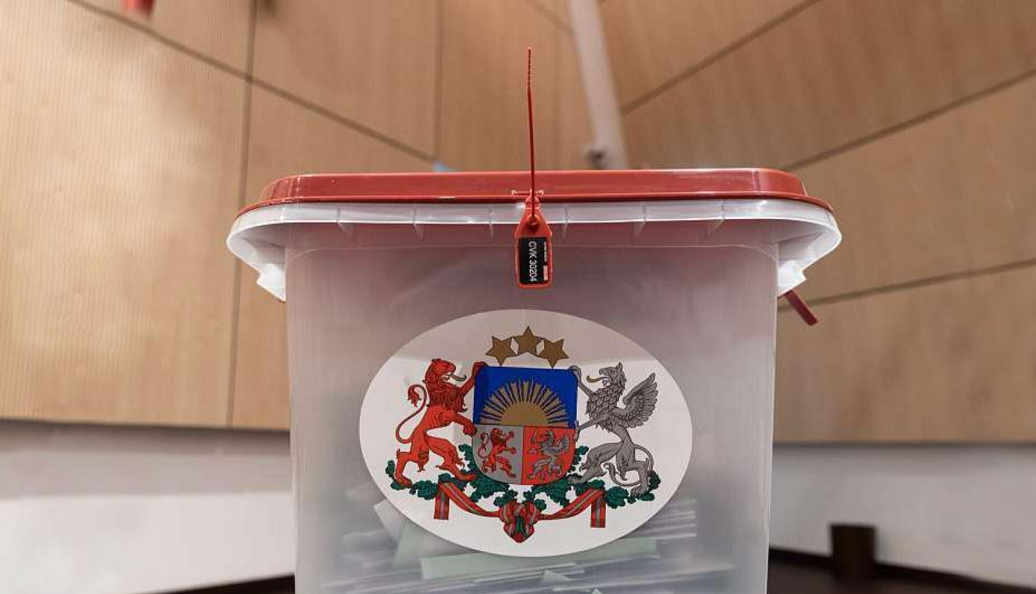 CVK uzdod pieskaitīt vēlēšanu rezultātiem 203. un 783. vēlēšanu iecirknī neapzīmogotās aploksnes