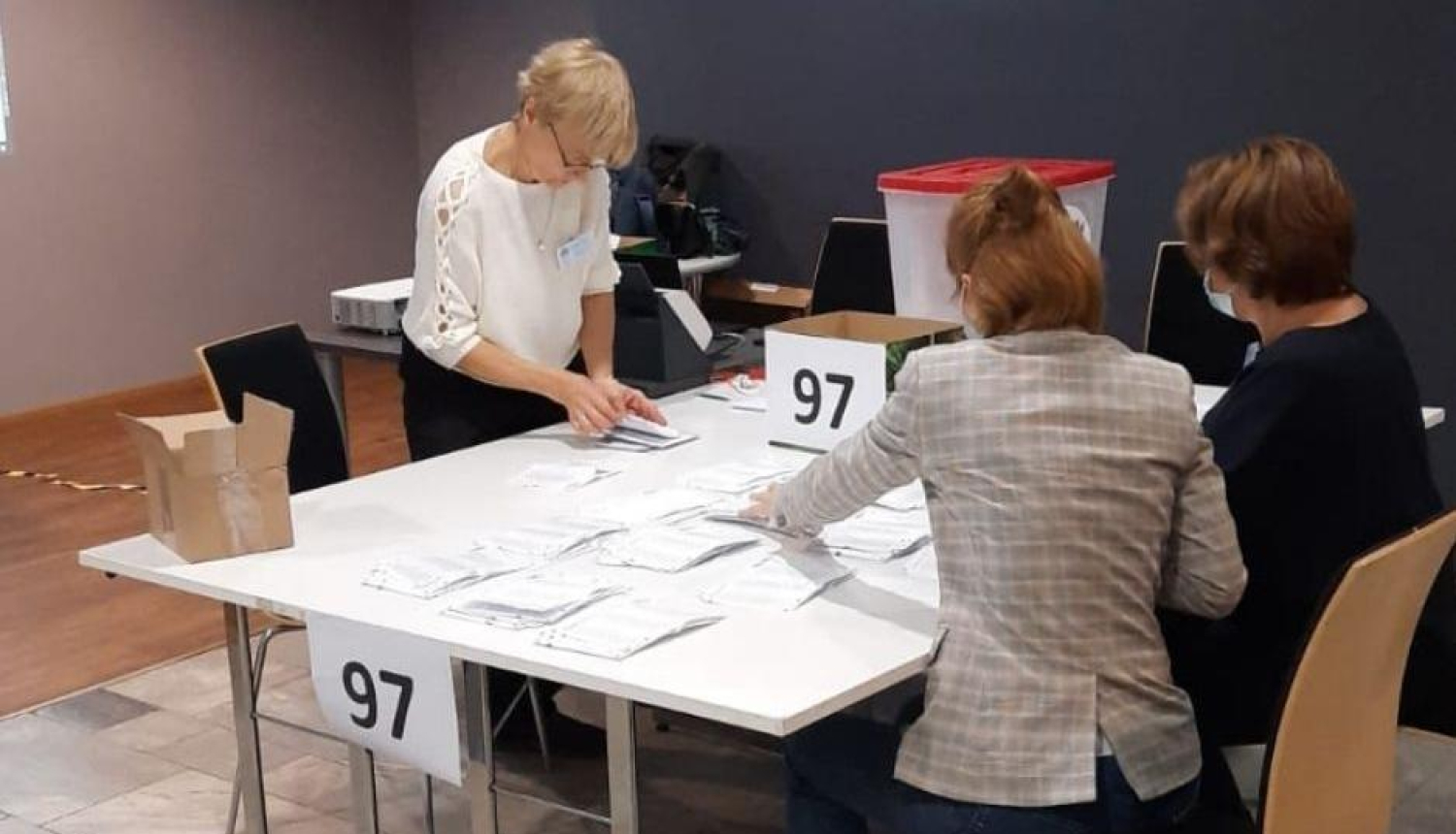 Pēc rezultātu pārskaitīšanas trīs vēlēšanu iecirkņos, mandātu sadalījums starp kandidātu sarakstiem un ievēlētie deputāti nemainās