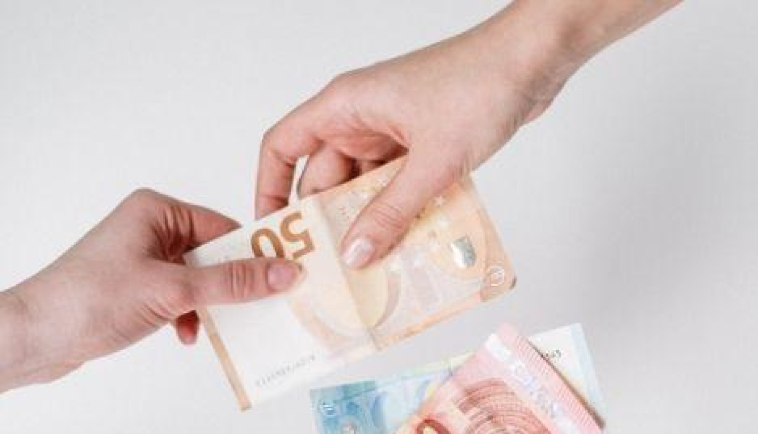 Aptauja: 20% vēlētāju par balss pirkšanas mēģinājumu pašvaldību vēlēšanās ziņotu policijai