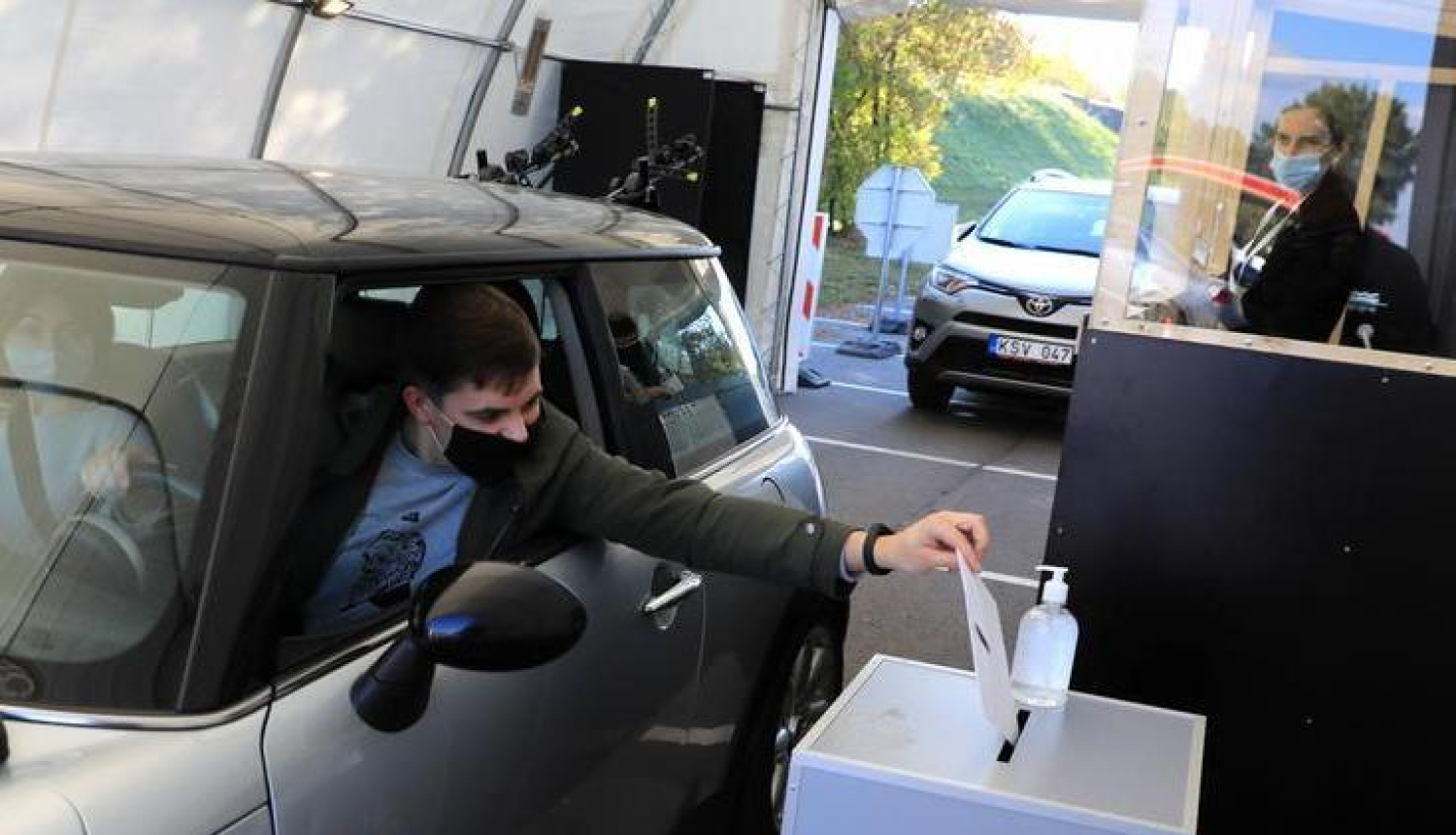 Pašvaldību vēlēšanās pie iecirkņiem būs iespēja veidot papildu telpu balsošanai automašīnā