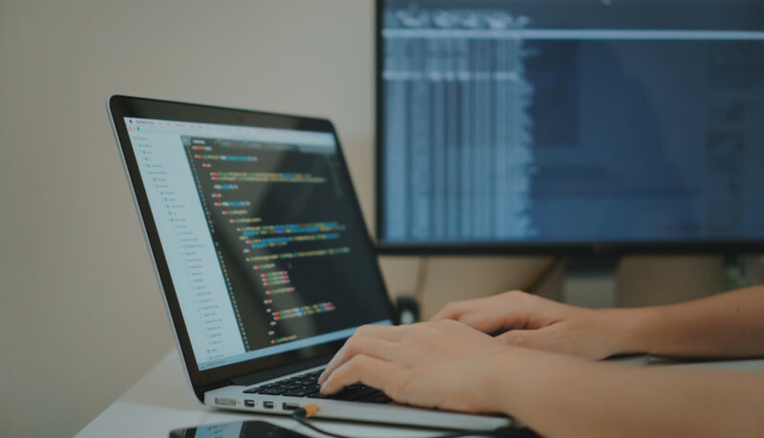 Programmētājs pie datora