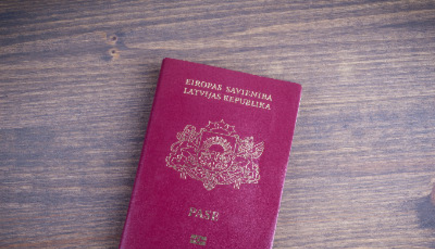 Personu apliecinošu dokumentu ar Covid-19 pandēmijas laikā beigušos derīguma termiņu varēs izmantot līdz nākamā gada 30.aprīlim