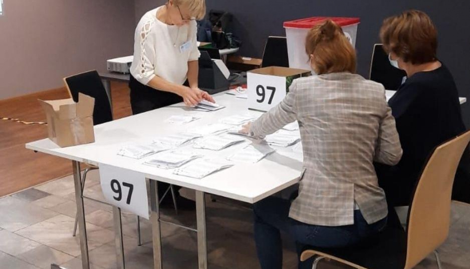 Pēc rezultātu pārskaitīšanas trīs vēlēšanu iecirkņos, mandātu sadalījums starp kandidātu sarakstiem un ievēlētie deputāti nemainās
