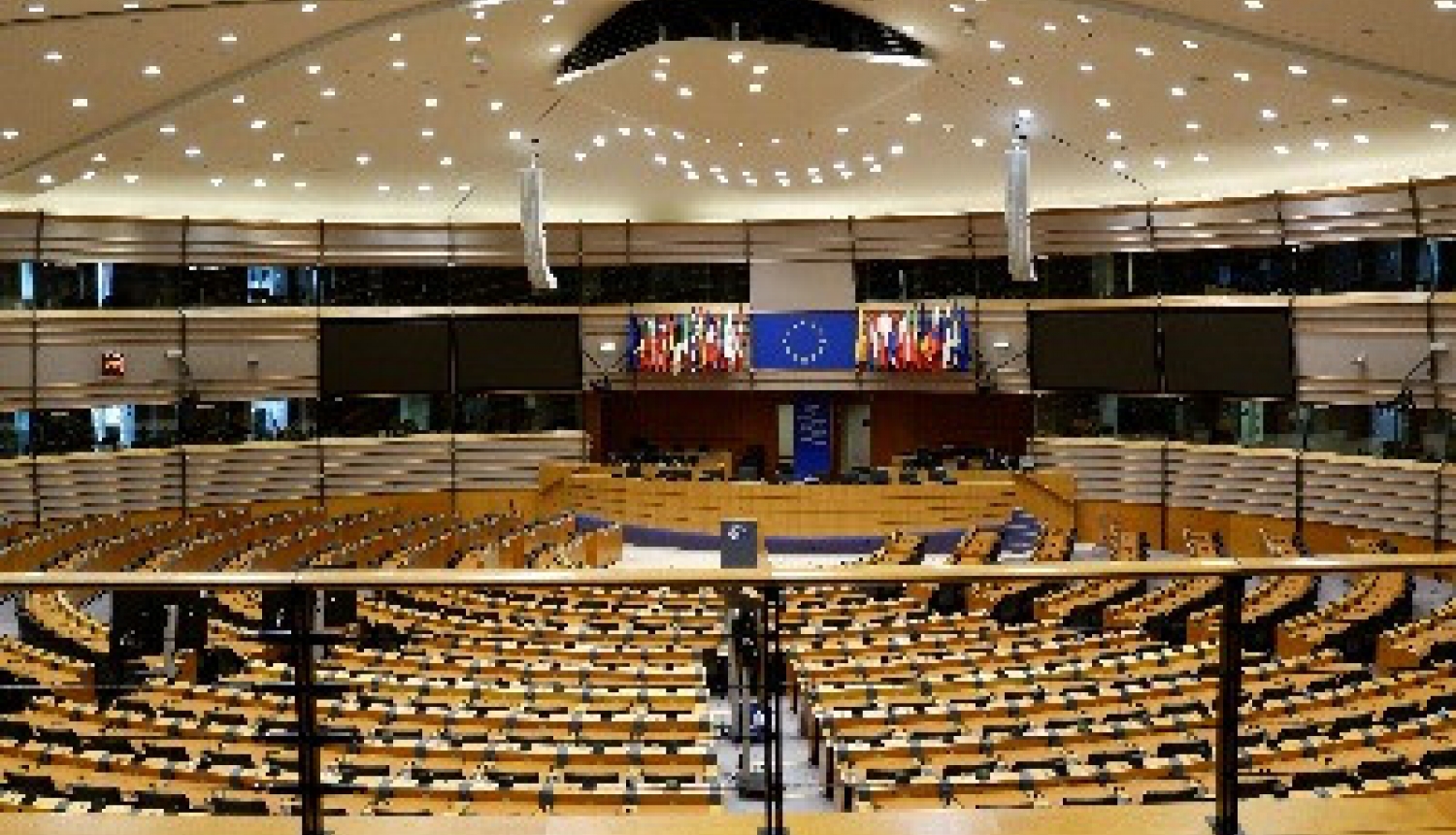 Notiesāti Eiropas Parlamenta deputāti zaudēs mandātu